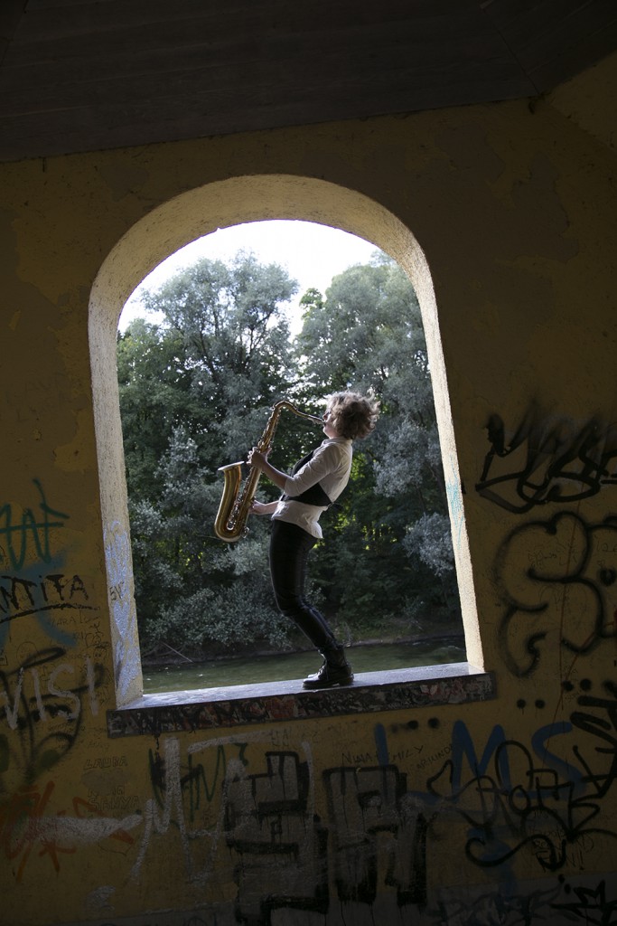 Jasmin Gundermann spielt Saxofon an der Isar in München