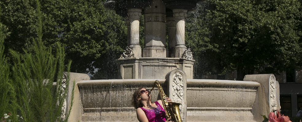 Jasmin Gundermann mit Saxofon am Weissenburger Platz in München Jasmin Gundermann mit Saxofon am Weissenburger Platz in München