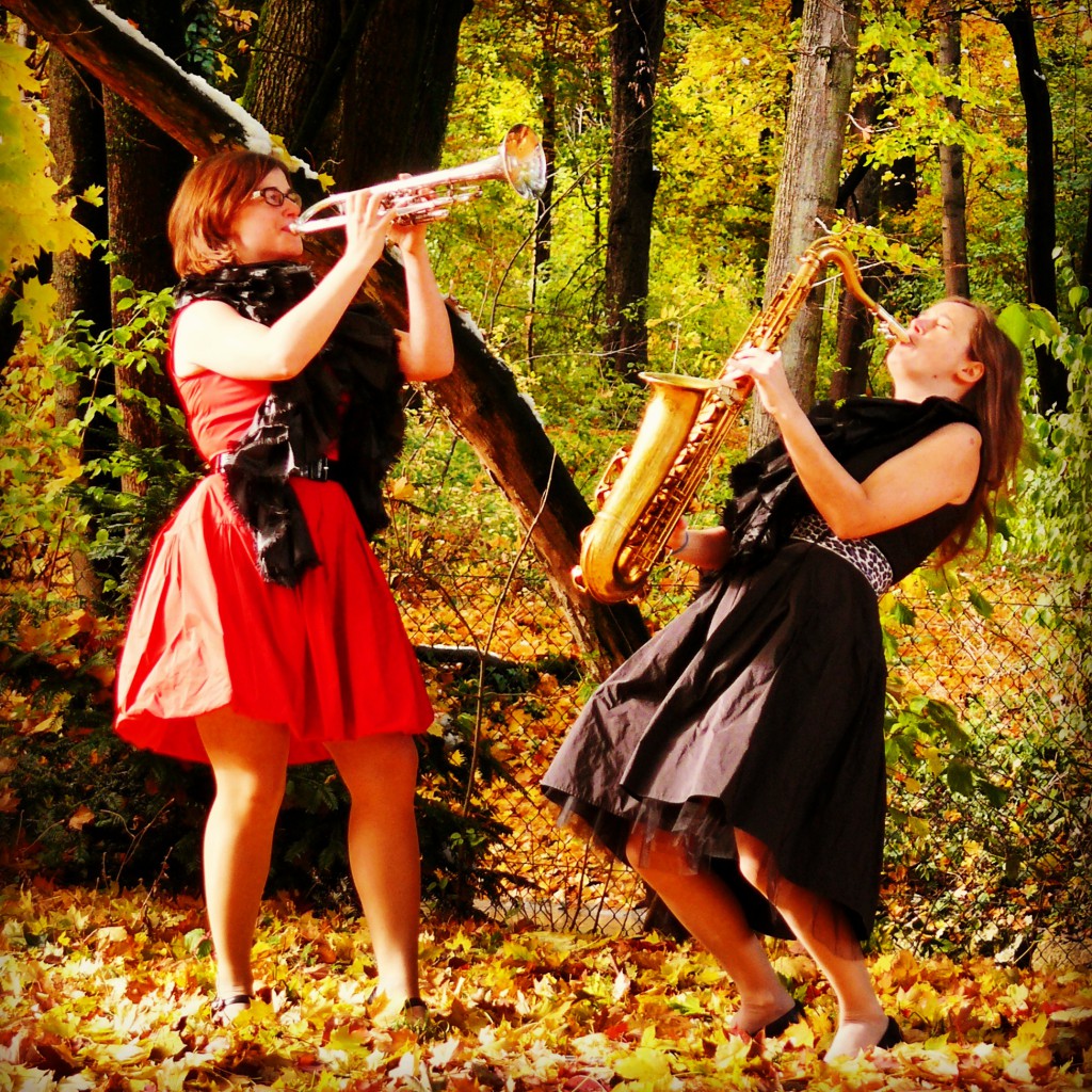 Jasmin Gundermann und Anja Bernhard mit Instrumenten im englischen Garten in München