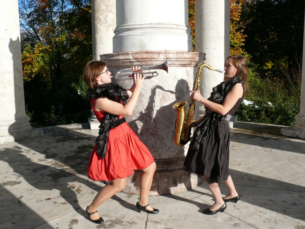 Jasmin Gundermann und Anja Bernhard mit Instrumenten im englischen Garten München